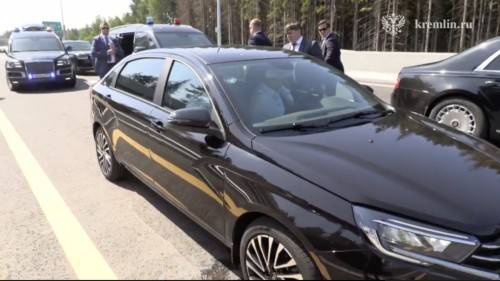 Путин остался доволен автомобилем Lada Aura на открытии моста через Волгу Путин остался доволен автомобилем Lada Aura на открытии моста через Волгу